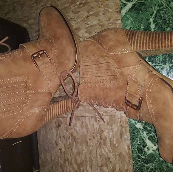 Heeled brown booties - Picture 3 of 4